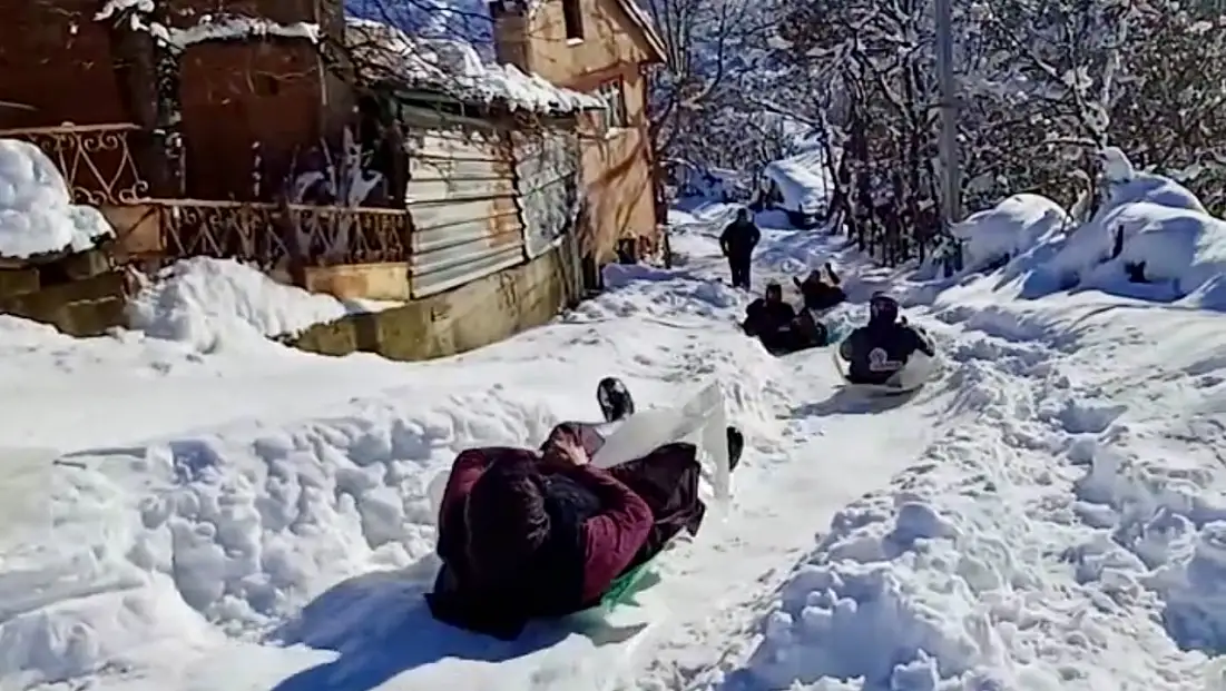 Köyde kadınların kar keyfi