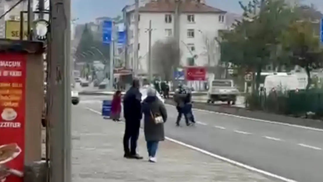 Çatmaca’da yol ortasında kavga