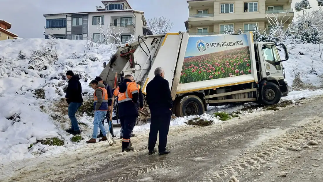 Çöp kamyonunun arkasında sıkıştı