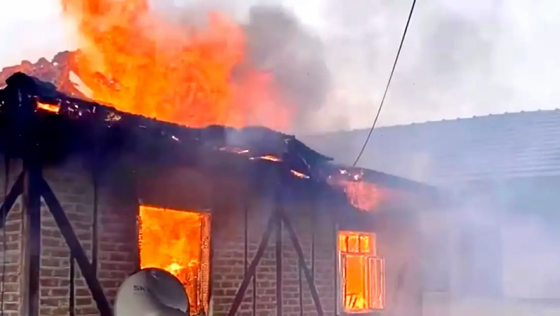 İki katlı evi alevler sardı