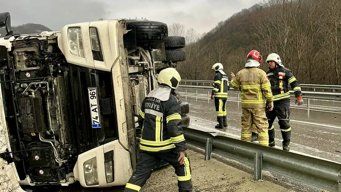 Son dakika, tır devrildi