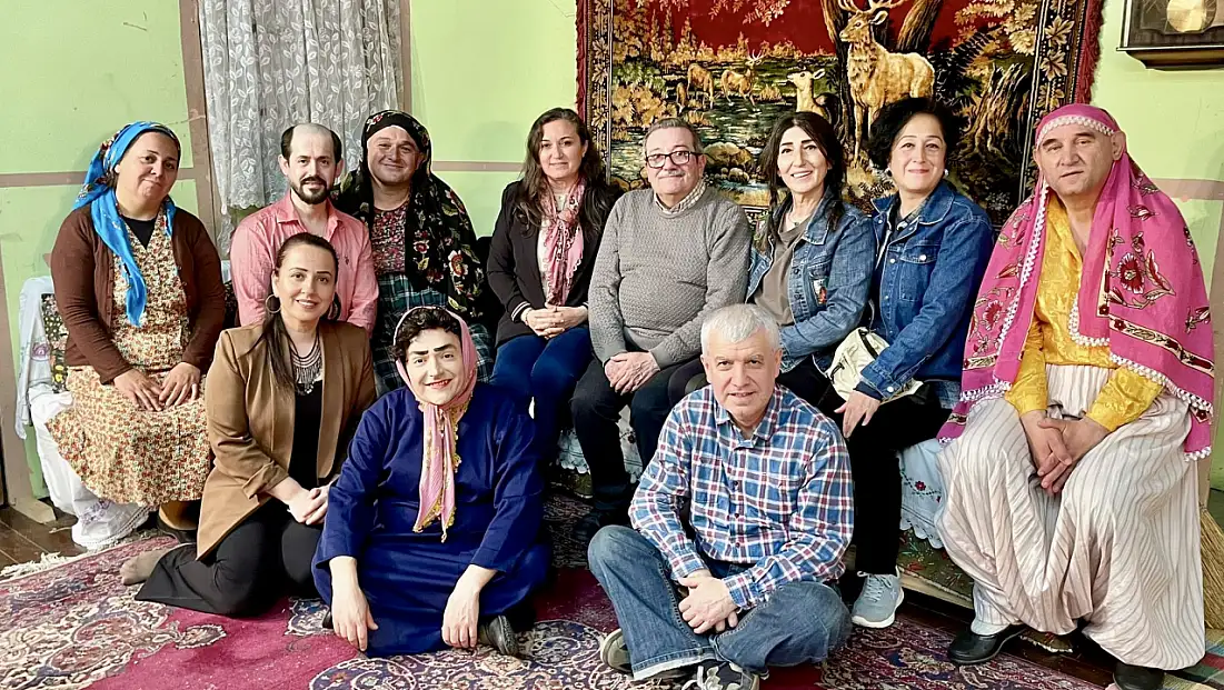 Yazıyor, yönetiyor, oynuyor
