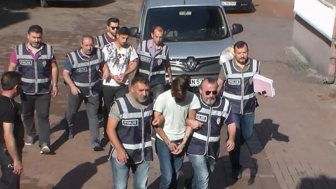 2 cinayet zanlısı adliyeye çıkartıldı
