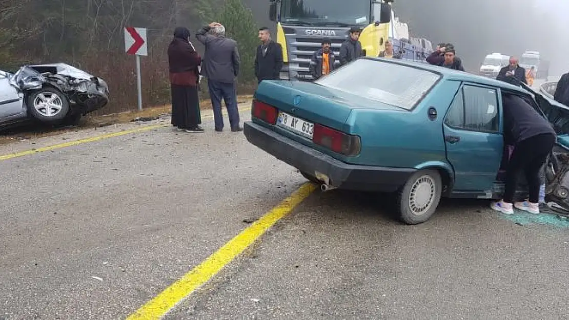 2 otomobil kafa kafaya çarpıştı