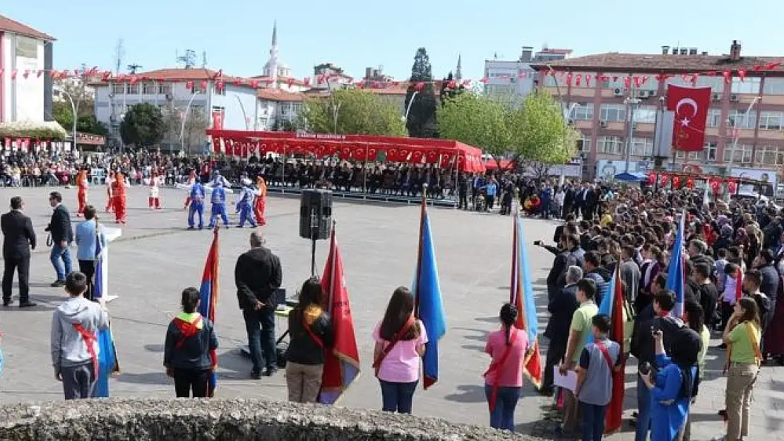 23 Nisan Cumhuriyet Meydanında Coşkuyla Kutlandı