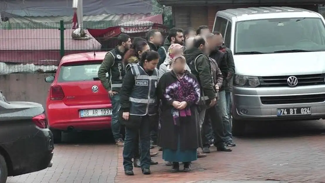 9 kişi FETÖ'den adliyeye çıkartıldı