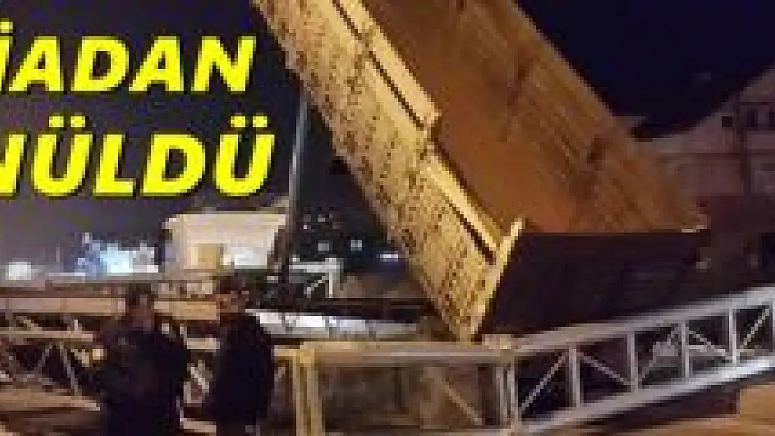 Açılan Kamyon damperi tabelayı devirdi