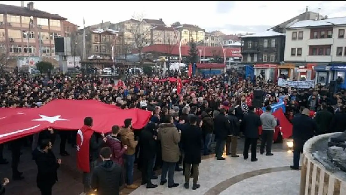 Al bayraklar ve sloganlarla terörü lanetlediler 