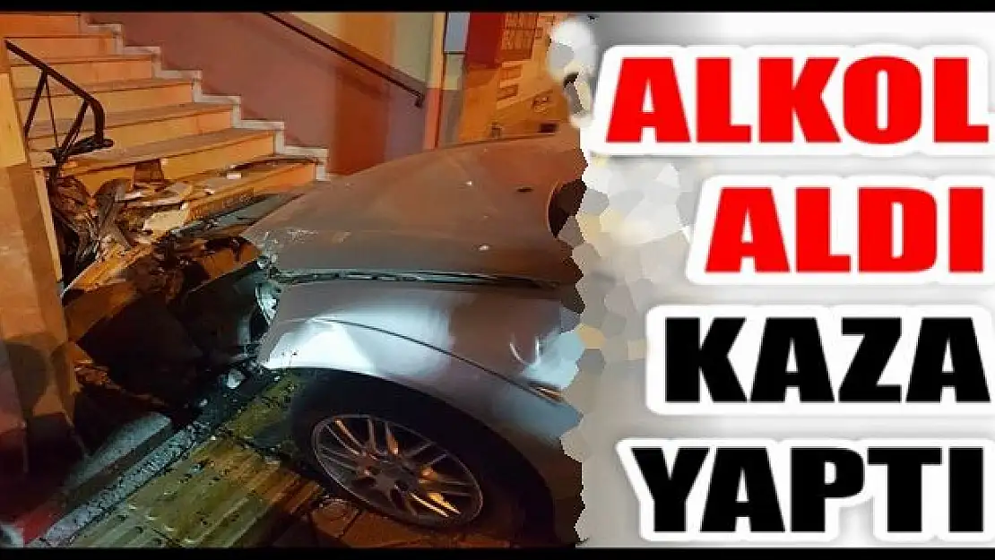 Alkollü sürücü cami merdivenlerine çarptı