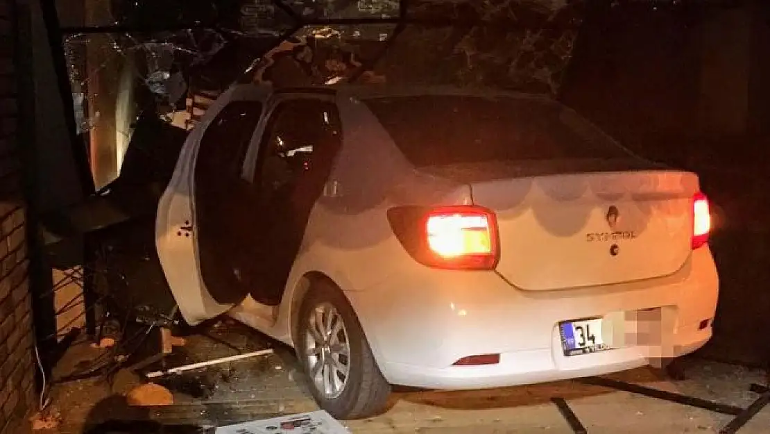 Alkollü sürücü İş yerine daldı 
