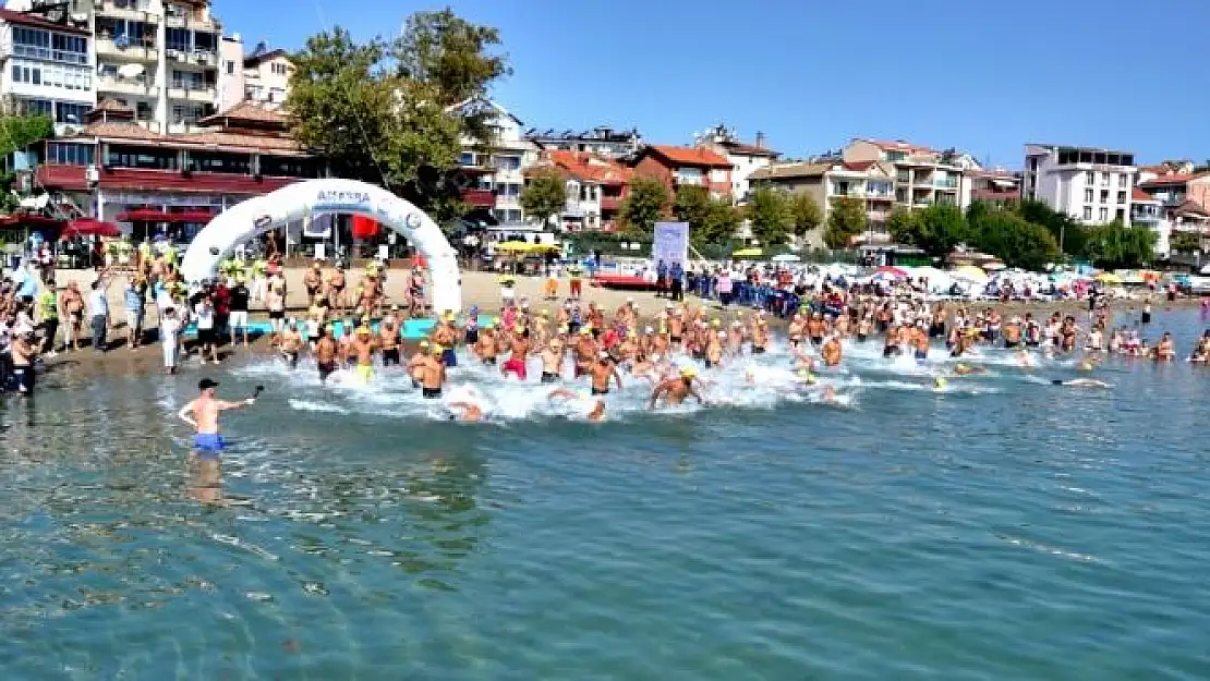 Amasra'da açık yüzme maratonu renkli geçti