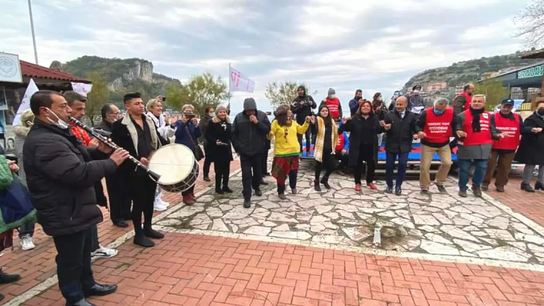 Amasra'da davullu zurnalı kutlama