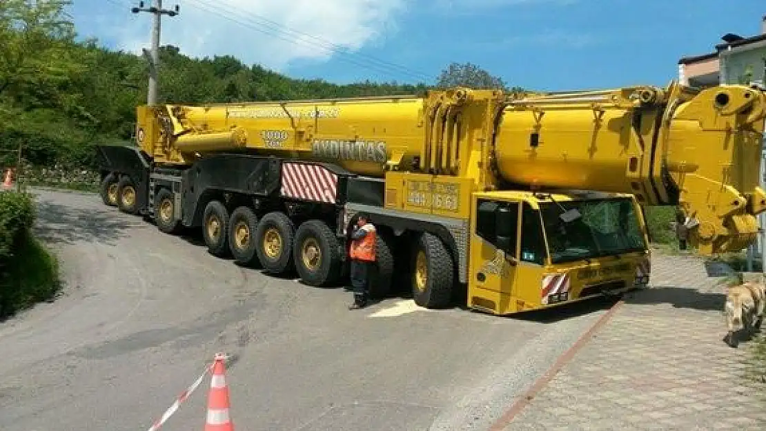 Amasra girişinde dev vinç yolu kapattı