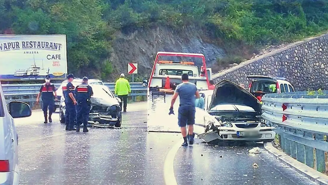 Amasra yolunda iki araç çarpıştı