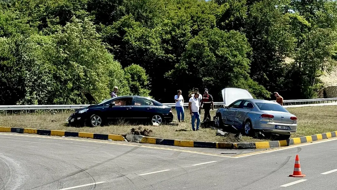 Amasra yolunda kavşakta kaza