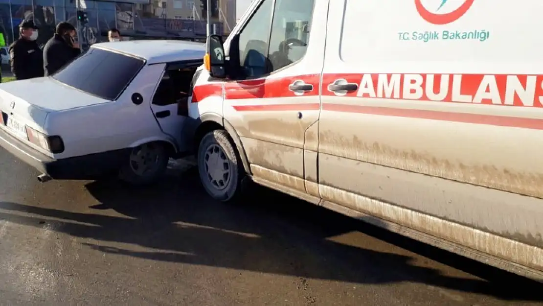 Ambulans ile otomobil çarpıştı