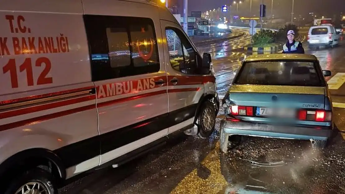 Ambulans kaza yaptı