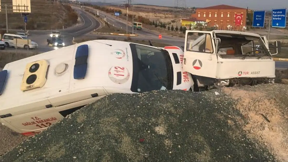 Ambulans taşıyan çekici kaza yaptı