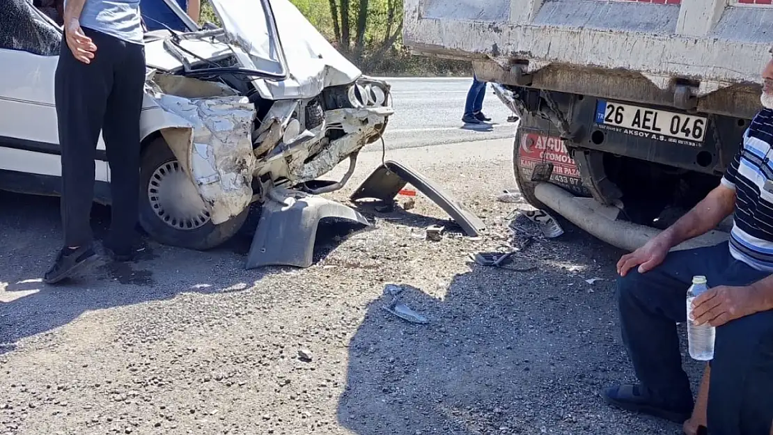 Araç park halindeki kamyona çarptı