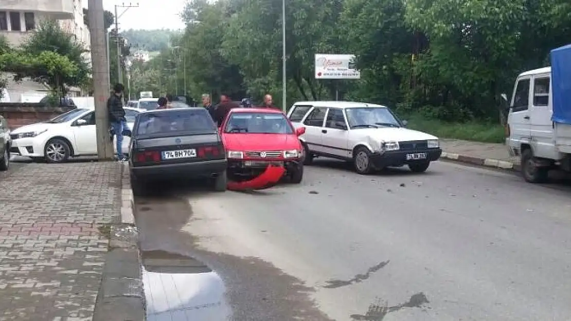 Araçlar birbirine girdi