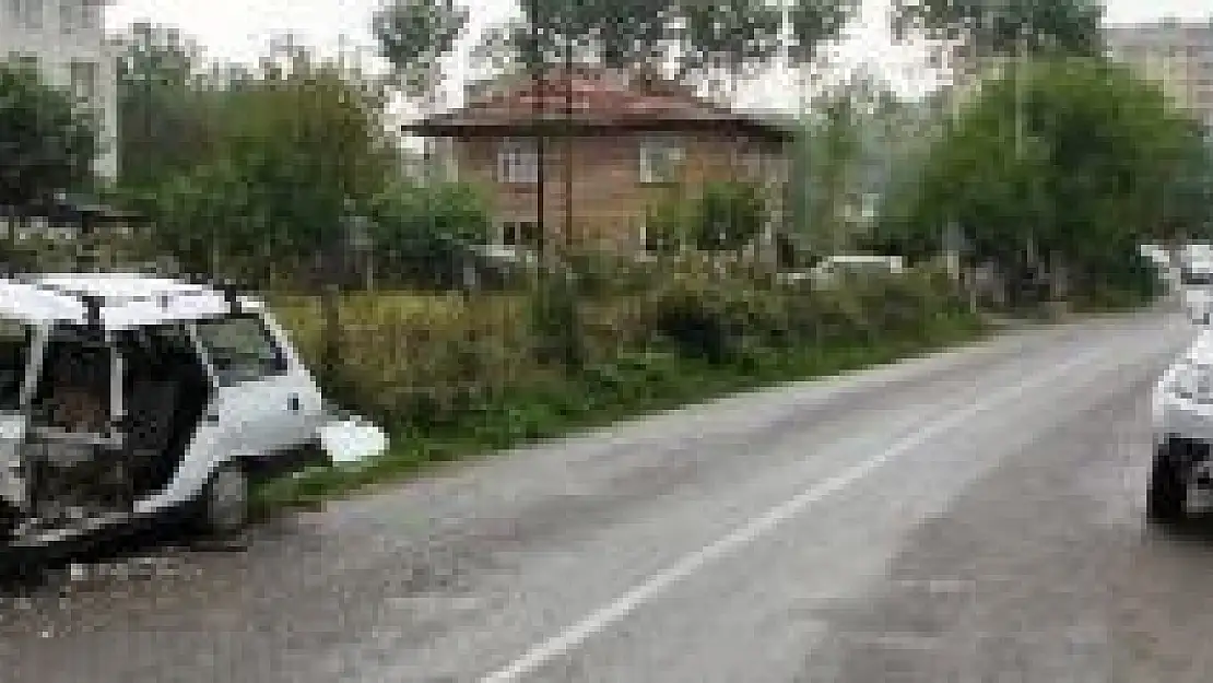 Araçlar çarpıştı, 2 yaralı