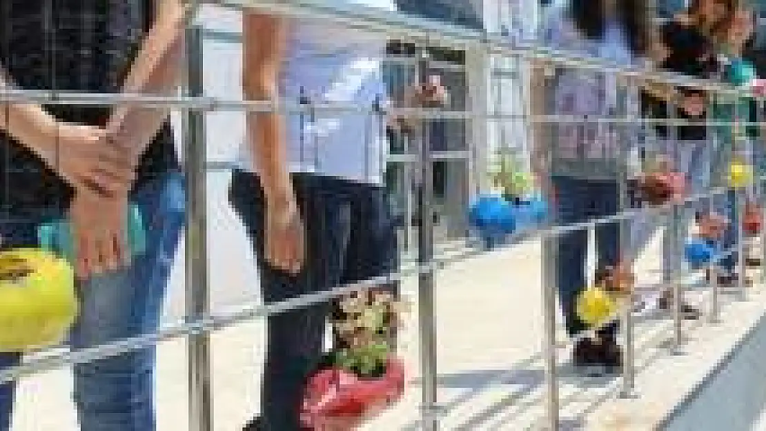 Atık pet şişelerden çiçek saksısı yaptılar
