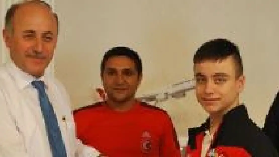 Avrupa Şampiyonu Göçmenoğlu Valiyi ziyaret etti