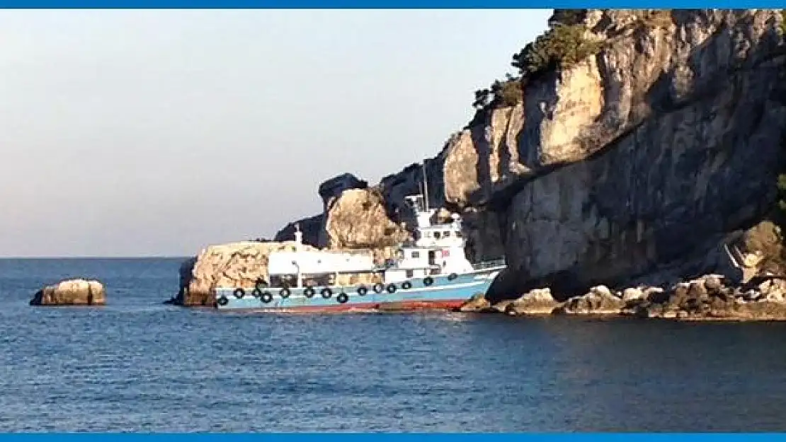 Balıkçı teknesi kayalıklara çarptı
