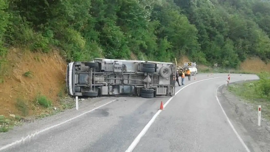 Bartın Karabük yolunda kamyon devrildi