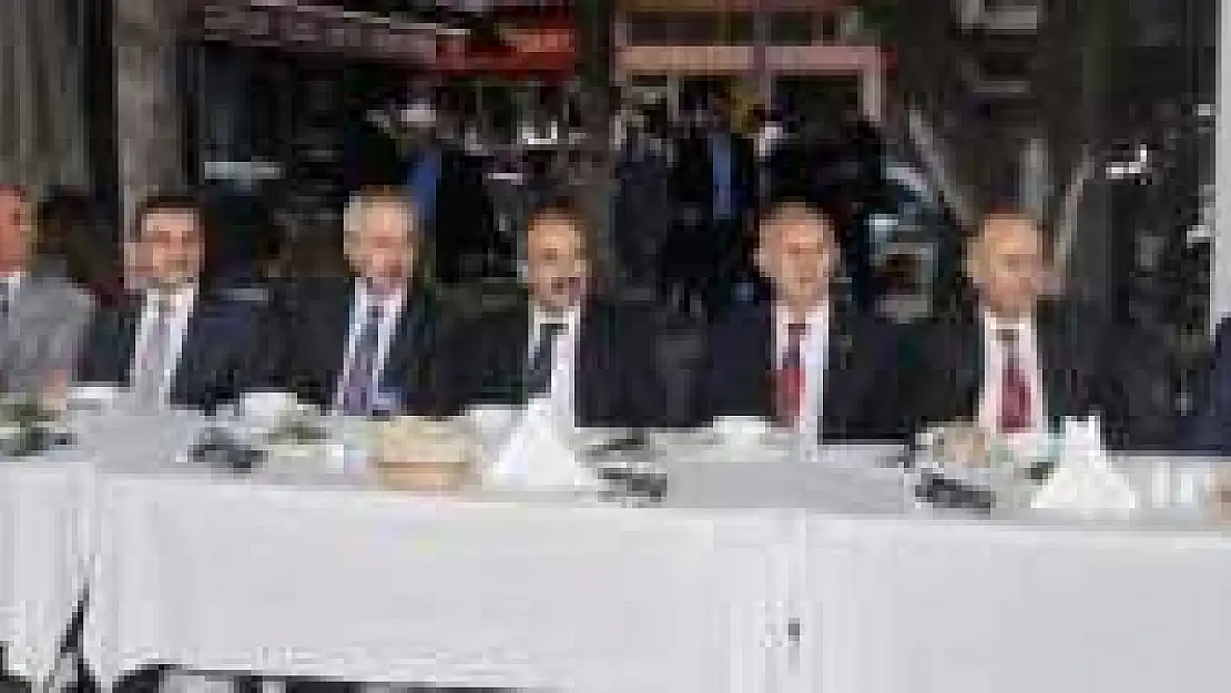 BAŞKAN KARAMAN 2 BİN KİŞİ İLE İFTAR AÇTI