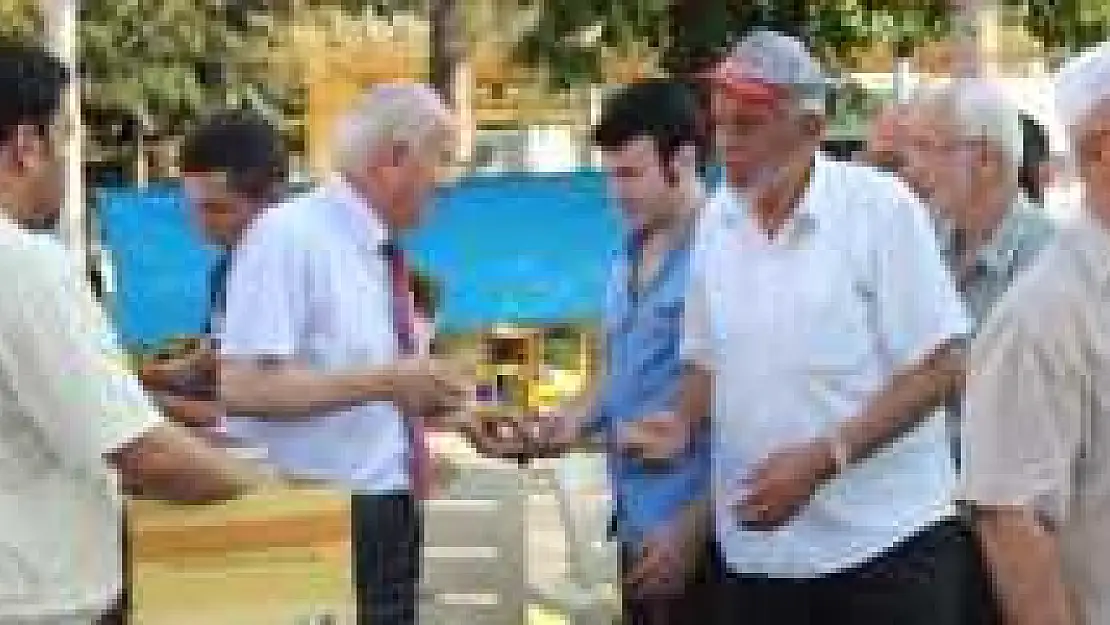 BAŞKAN KARAMAN İRMİK HELVASI İKRAM ETTİ