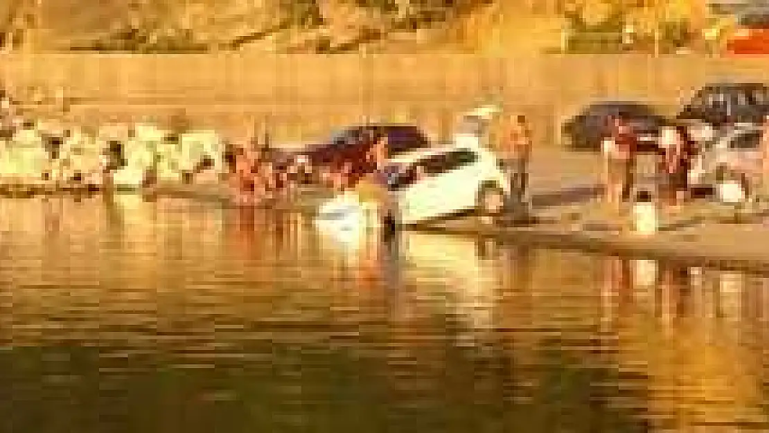 BAYAN SÜRÜCÜ OTOMOBİLİ DENİZE DÜŞÜRDÜ