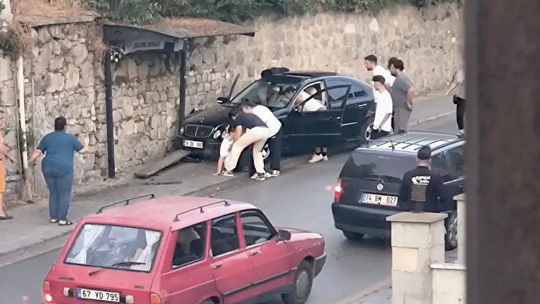 Belediye Durağına Çarptı!