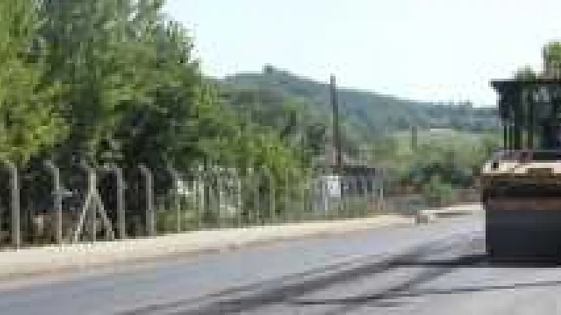 BELEDİYE YOLLARI DÜZENLEMEYE DEVAM EDİYOR