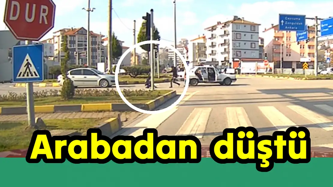 Bir anda arabadan yola düştü