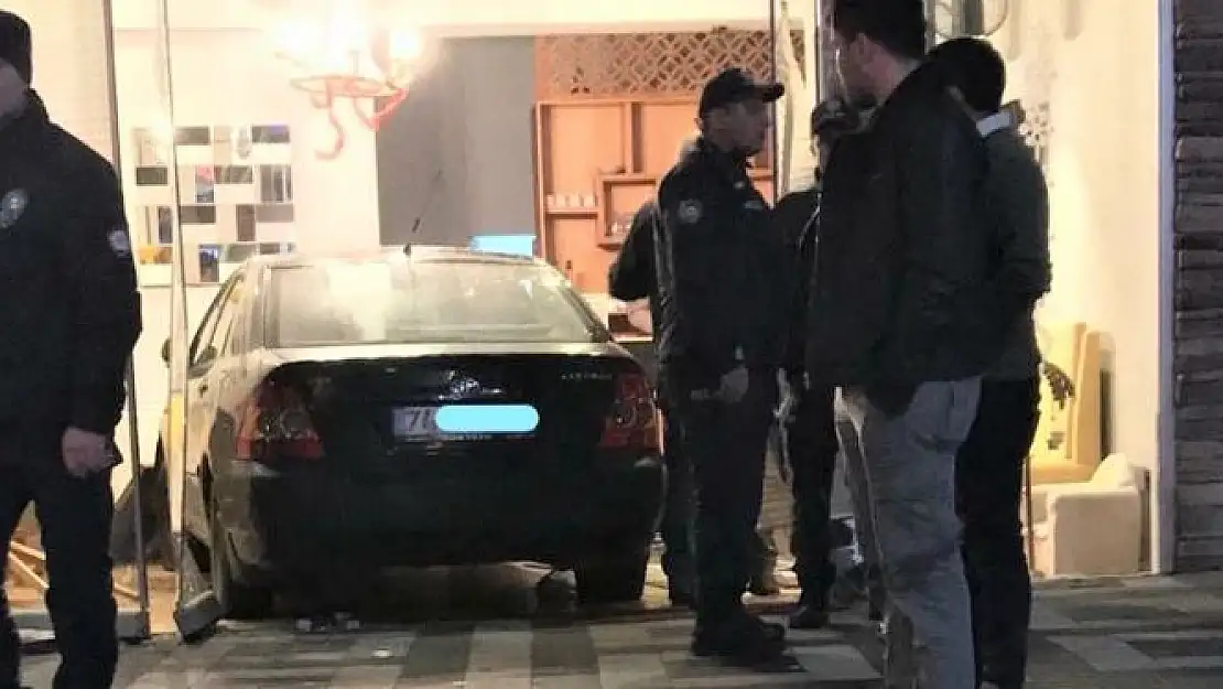 Bulvarda kaza, otomobil kafeye girdi