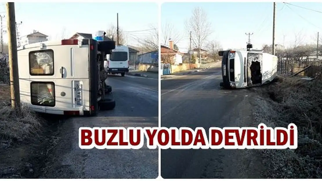 Buzlu yolda kayan minibüs devrildi