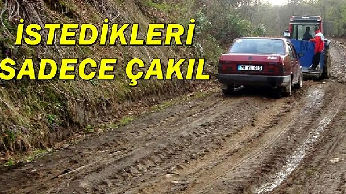 Çamurda Çıkamayan Araçları Traktörler Çekiyor