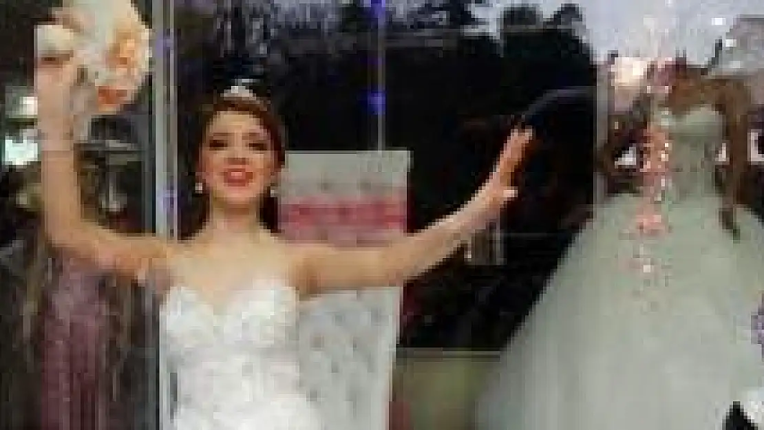 Canlı manken vitrinde dans etti