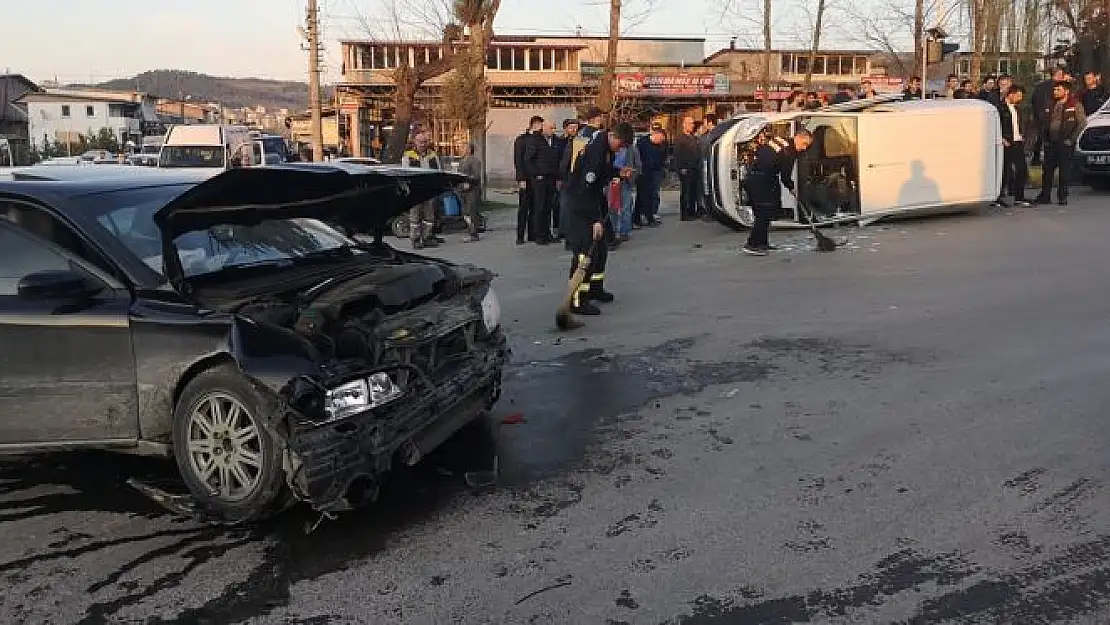 Çarpışan araçlardan biri devrildi