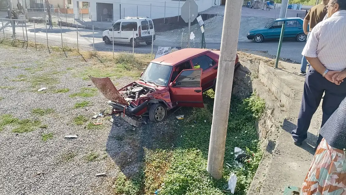 Çarpışan tofaş araziye uçtu