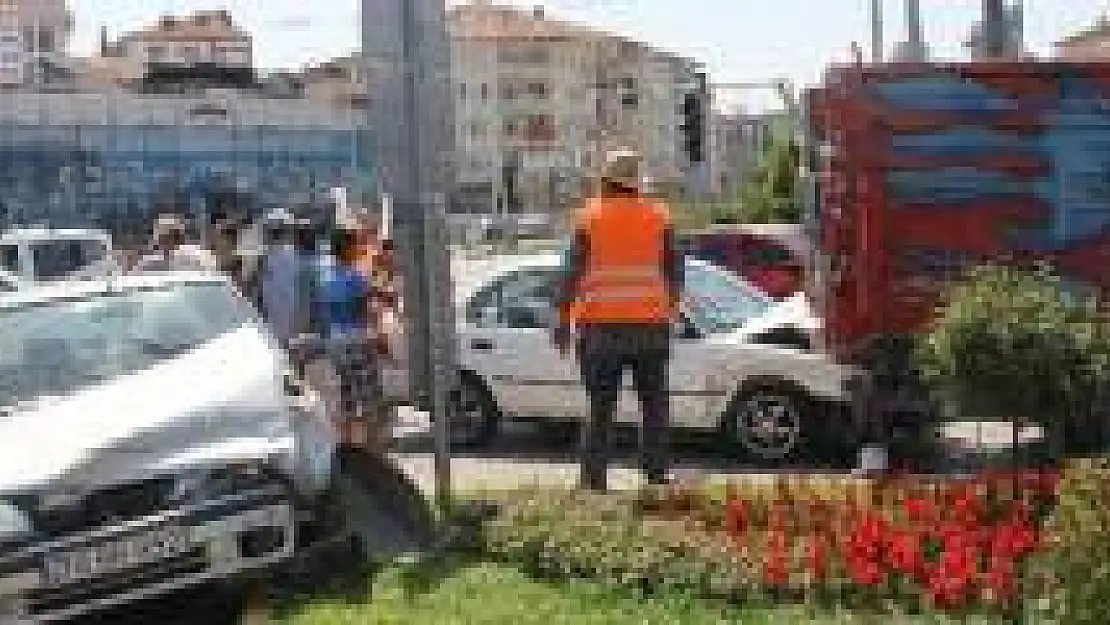 Çatmaca kavşağında zincirleme kaza, 4 yaralı