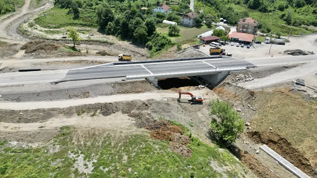 Çöken yola yapılan köprü hizmete açıldı