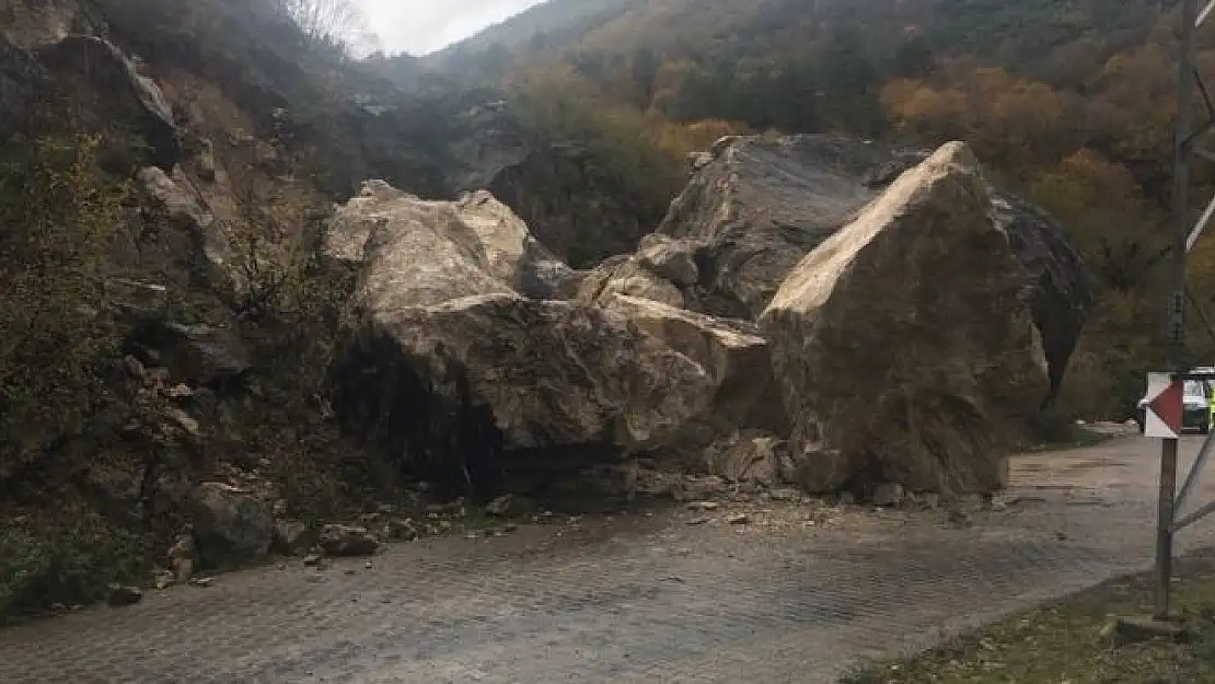 Dev kayalar yola düştü
