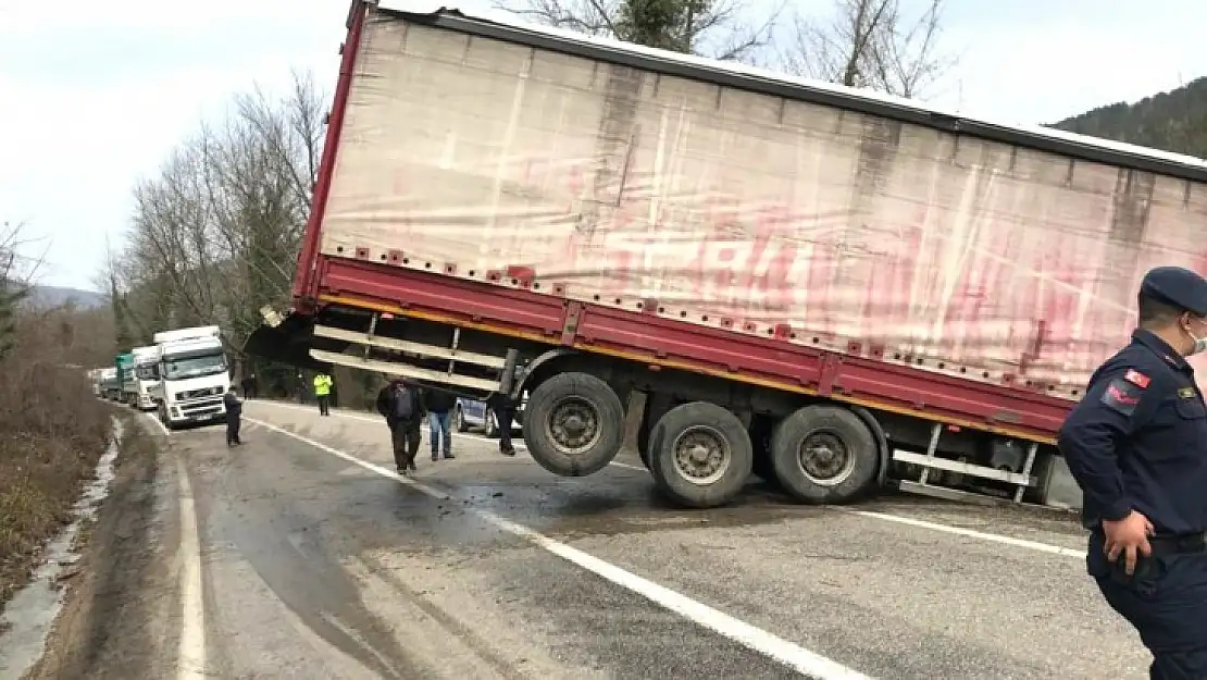 Devrilen tır yolu kapattı