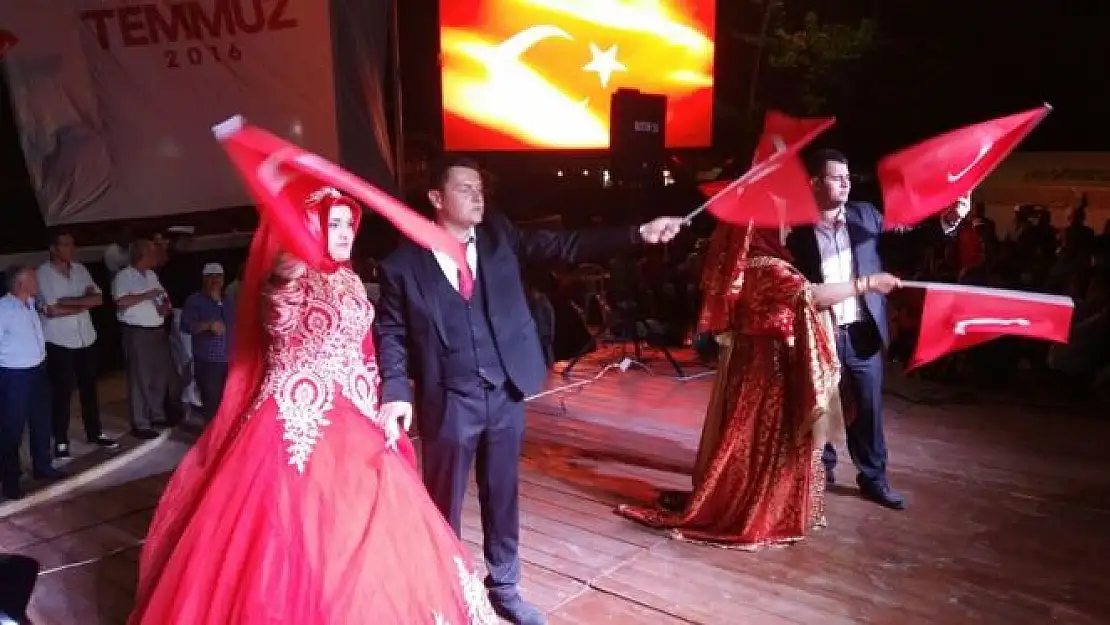 Düğünden demokrasi nöbetine koştular