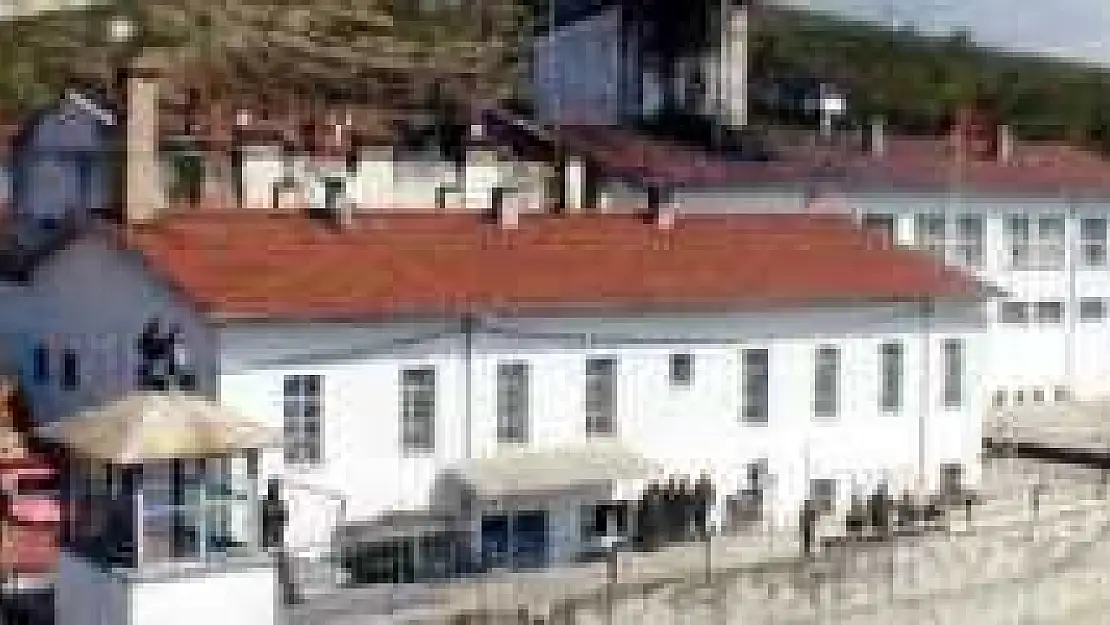 FİRAR ETMEK İSTEYEN MAHKÛM ÇATIDA YAKALANDI