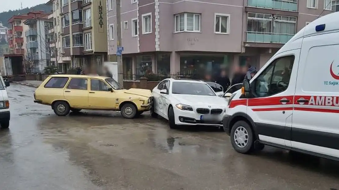 Gölbucağında kaza, çarpıştılar