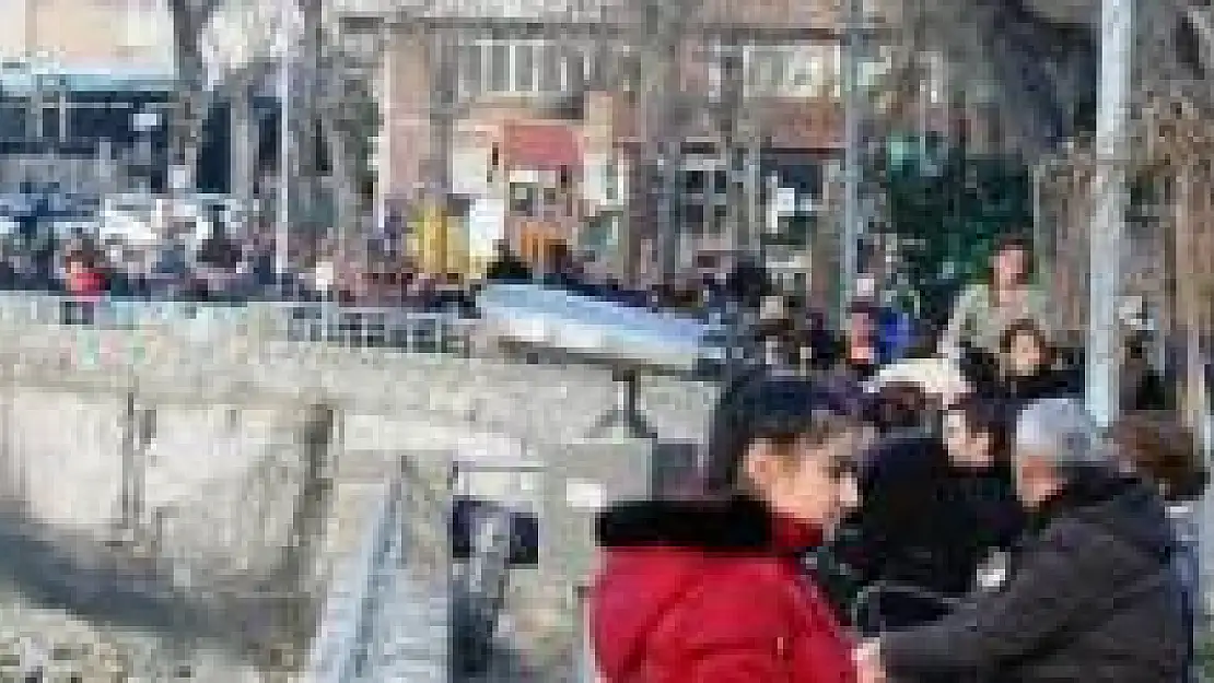 Güneşi gören parklara akın etti