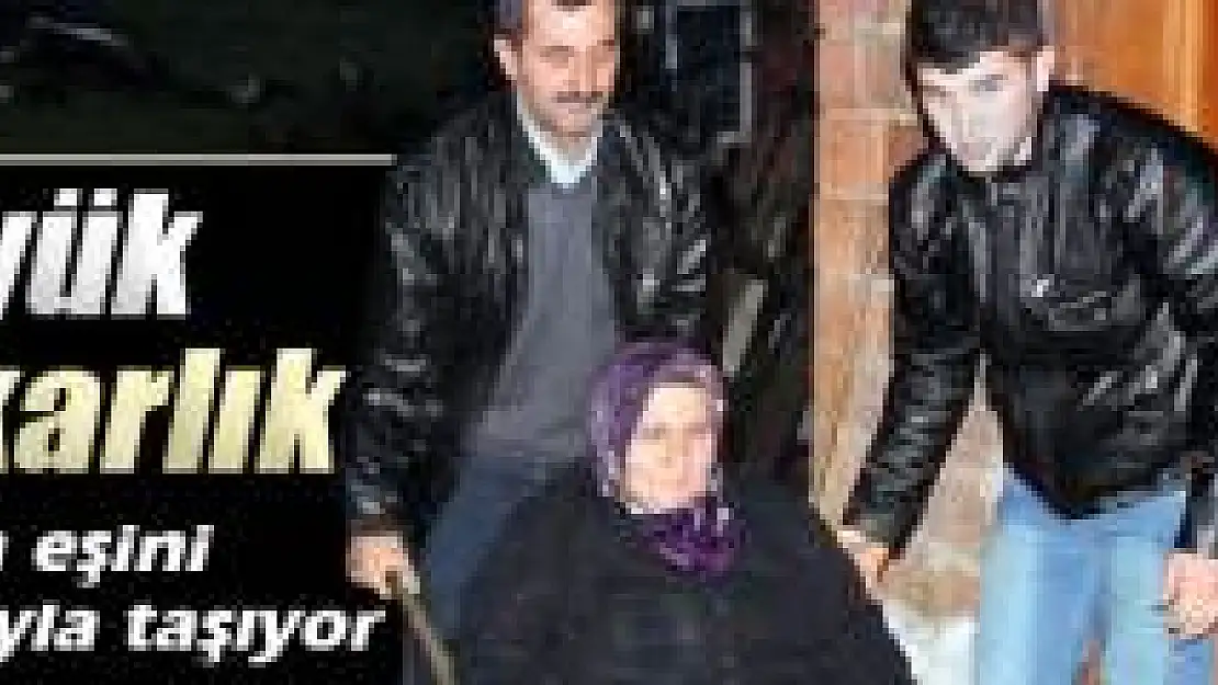 Hasta eşini anayola el arabasıyla taşıyor